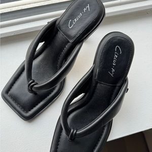 Thong heels in black